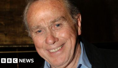 Neighbours star Terence Donovan dies aged 90 - BBC