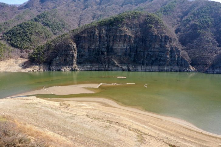 The dried bed of Dongbok Reservoir in Hwasun County, South Jeolla Province, is exposed in this March 20, 2023, file photo as a prolonged drought grips the Gwangju and South Jeolla region. Yonhap