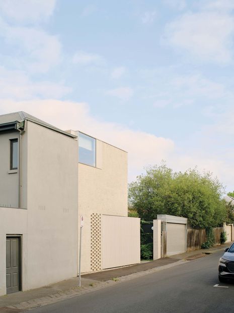 The rear volume meets the two-storey neighbour to the south, creating room for a north-facing courtyard garden.