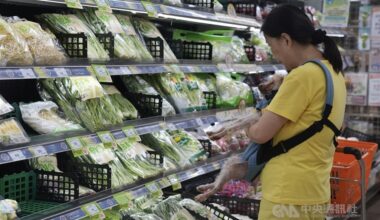 Consumer confidence weakens on stock market crash