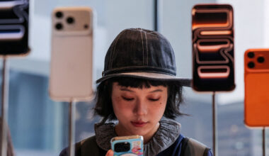 Rising iPhone 18 and Galaxy S26 prices push buyers to older iPhone 17 and Galaxy S26 models