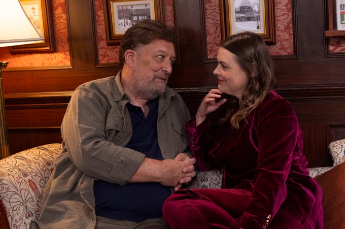 15_07_coro_ross_tracy_cassie_01 Ross and Tracy cosy up next to each other in Coronation Street