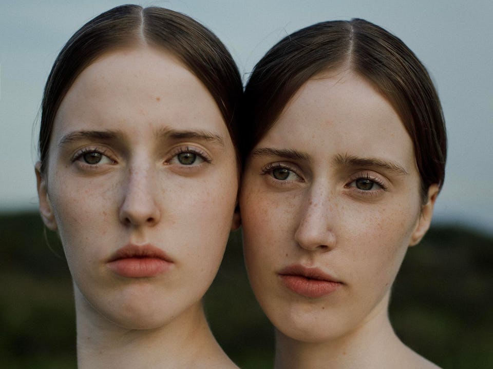 Masters of Photography Hasselblad: Portrait of young women twins,