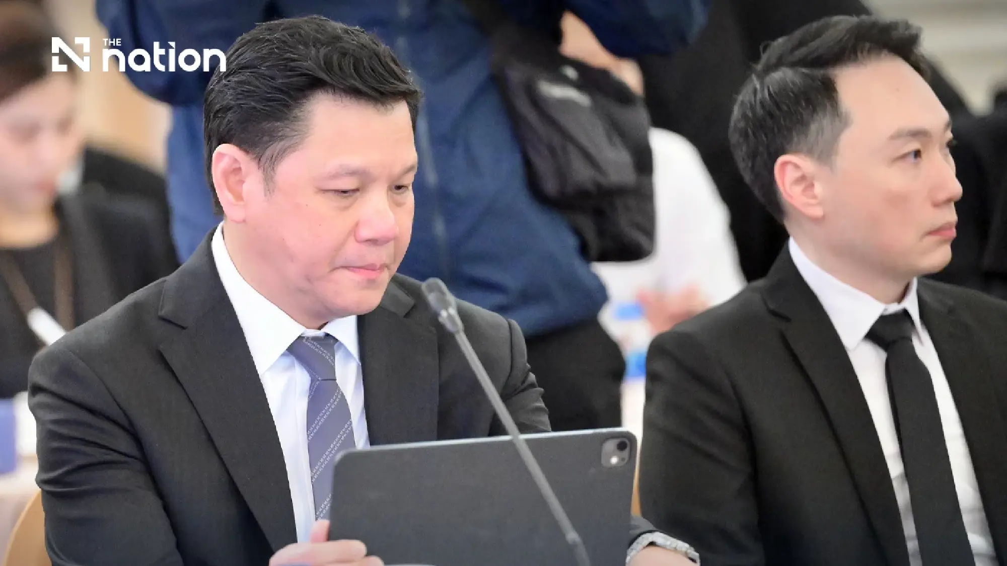 (left) Vitai Ratanakorn