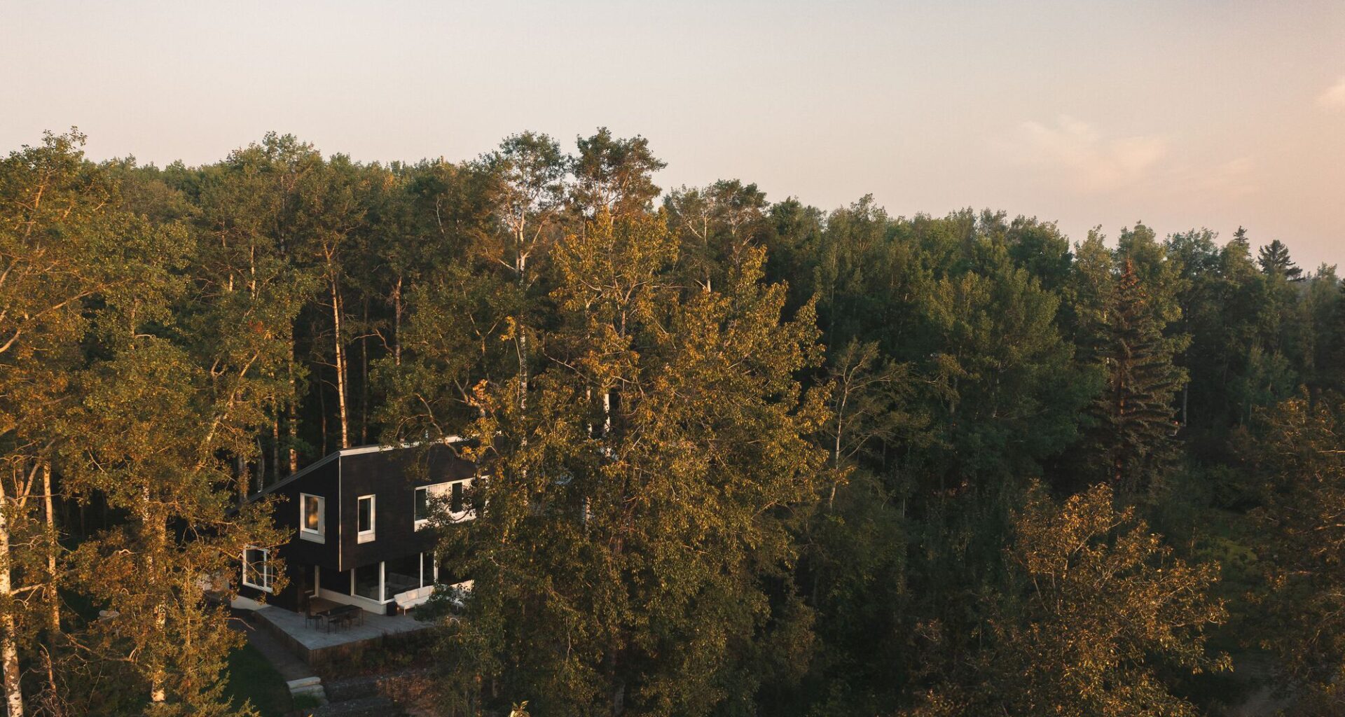 Wabamun Lake Cabin / Josh Kjenner