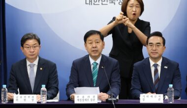 Finance Minister Koo Yun-cheol, center, speaks during a press briefing at Government Complex Seoul, Tuesday, announcing the  economic growth strategy for the second half of the year. From left are Financial Services Commission Chairman Lee Eog-weon, Koo and Budget Minister Park Hong-keun. Yonhap