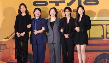 Director Kim Mi-jo, center, poses with actors Kong Hyo-jin, left, Lee Jeong-eun, second from left, Lee Yeon, second from right, and Park So-dam during a press conference for their movie “The Journey to Gyeong-ju” at a theater in Seoul, Monday. Yonhap