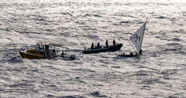 Watch: NZ Navy crew make dramatic high seas rescue off Hawaii