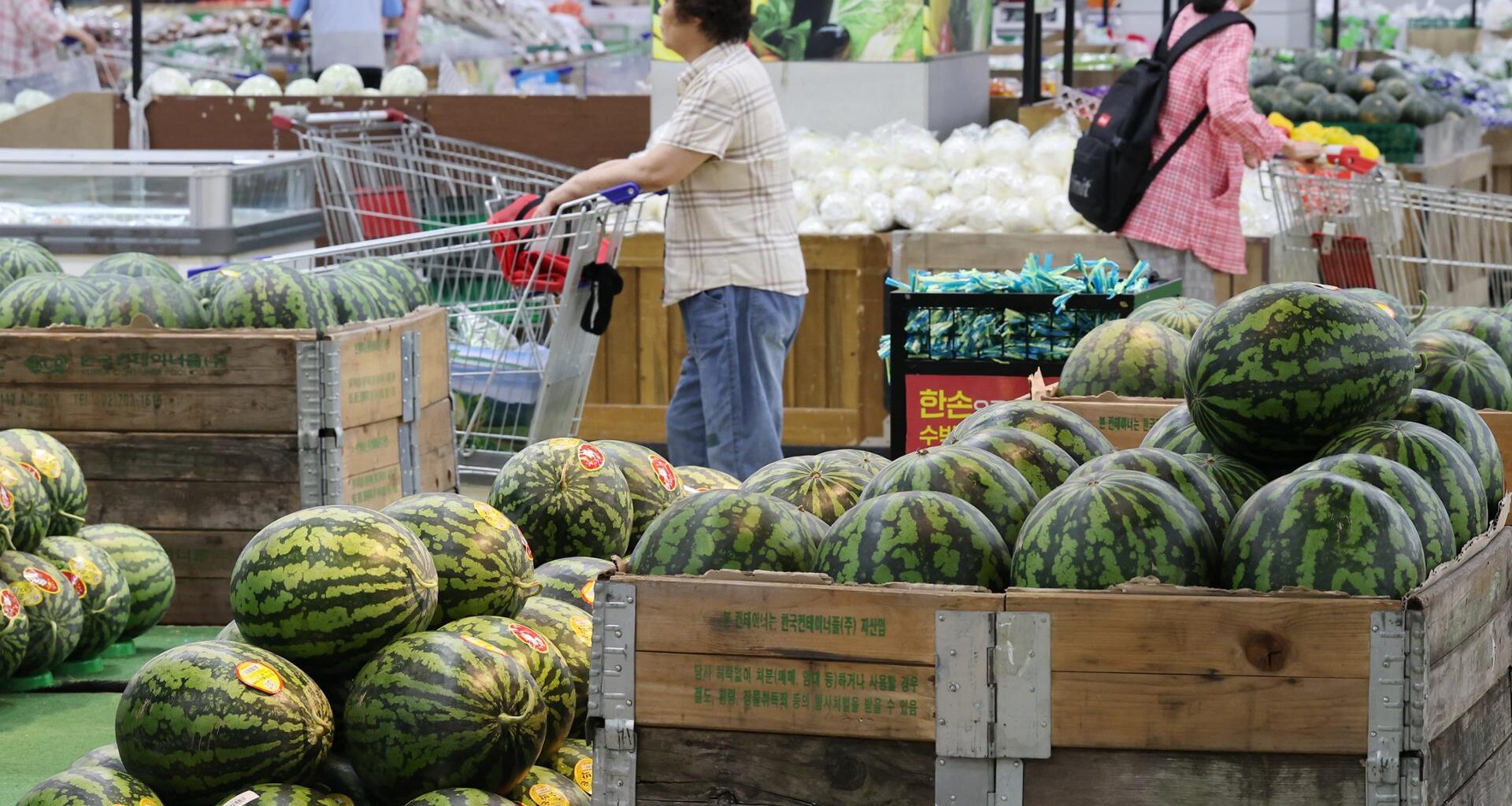 People shop at a discount retailer in Seoul, July 21. Yonhap