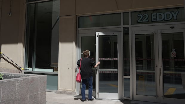 About 10,000 federal public servants apply for early retirement