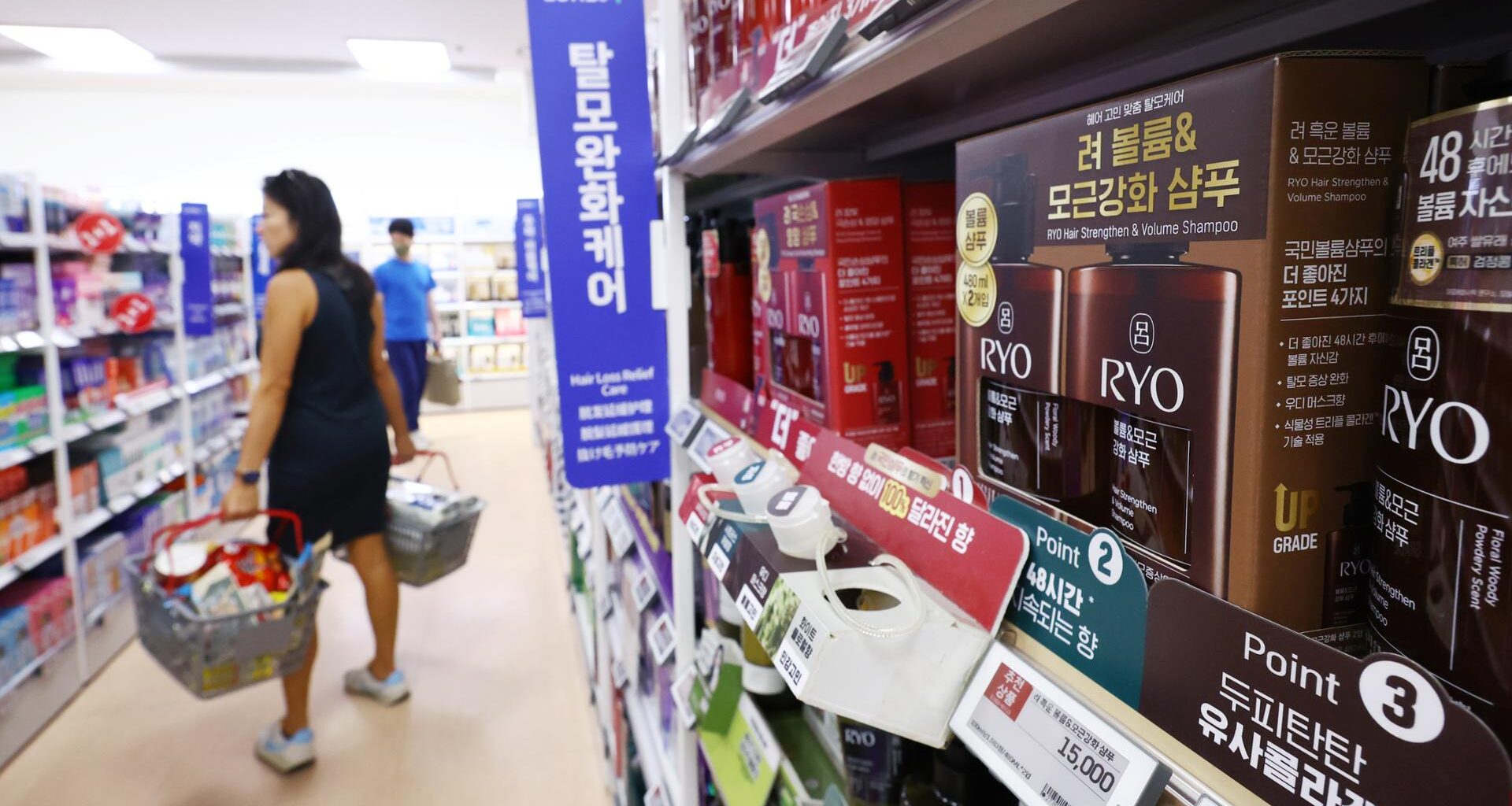People shop at a supermarket in Seoul, Wednesday. Yonhap