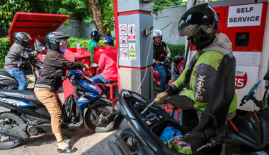 Motorists queue to refuel their bikes on April 1 at a gas station in South Jakarta.