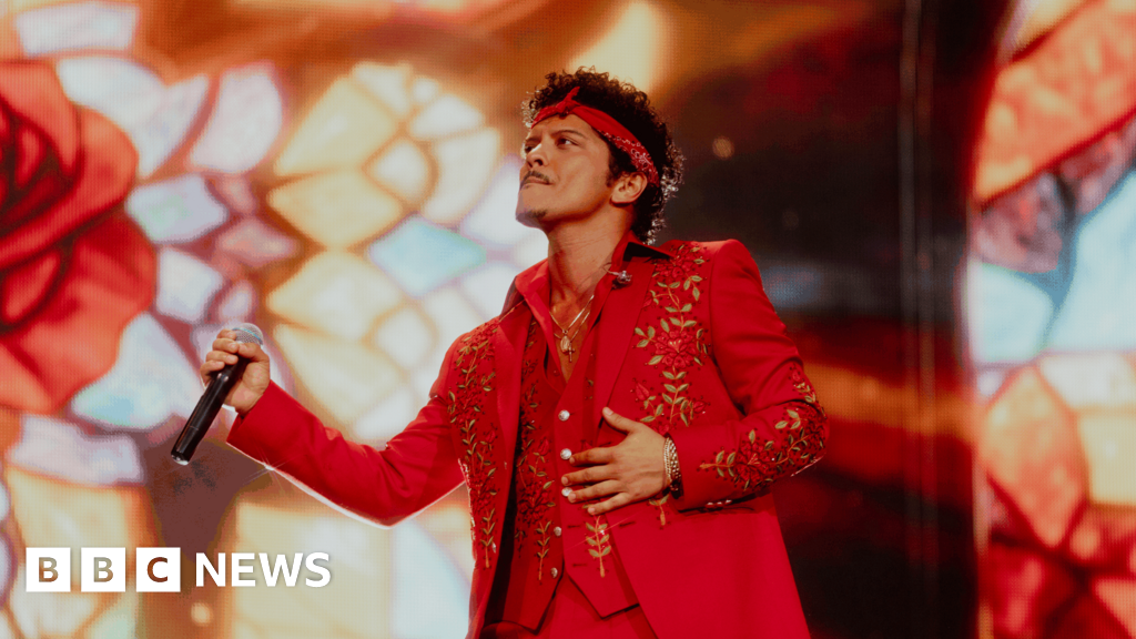 Bruno Mars brings hits, romance and a Paddington Bear to Wembley - BBC