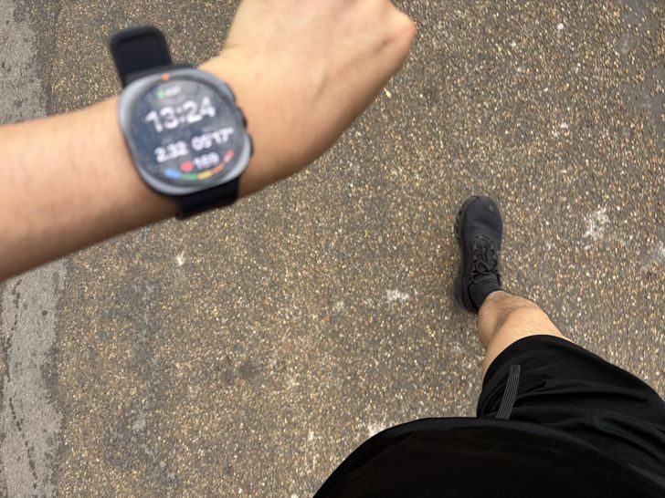 This reporter runs with the Galaxy Watch Ultra 2 during a running event hosted by Samsung Electronics at St. James Park in London, Thursday (local time). The photo may look effortless, but capturing it while running took far more attempts than the reporter would like to admit. Korea Times photo by Nam Hyun-woo