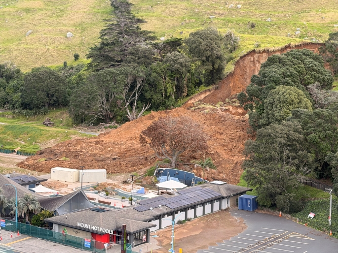 SunLive - Road closure after Mount Maunganui slips