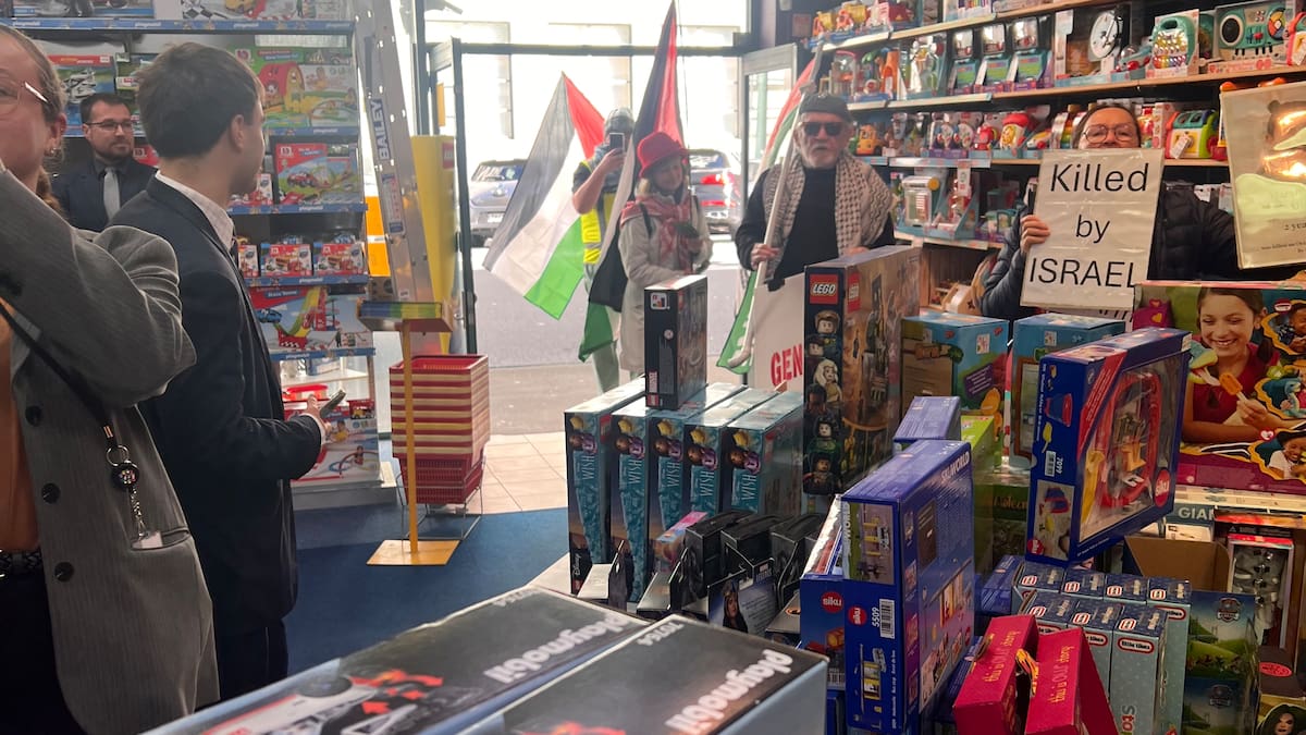 Protesters disrupt David Seymour announcement in Toyworld store, police called