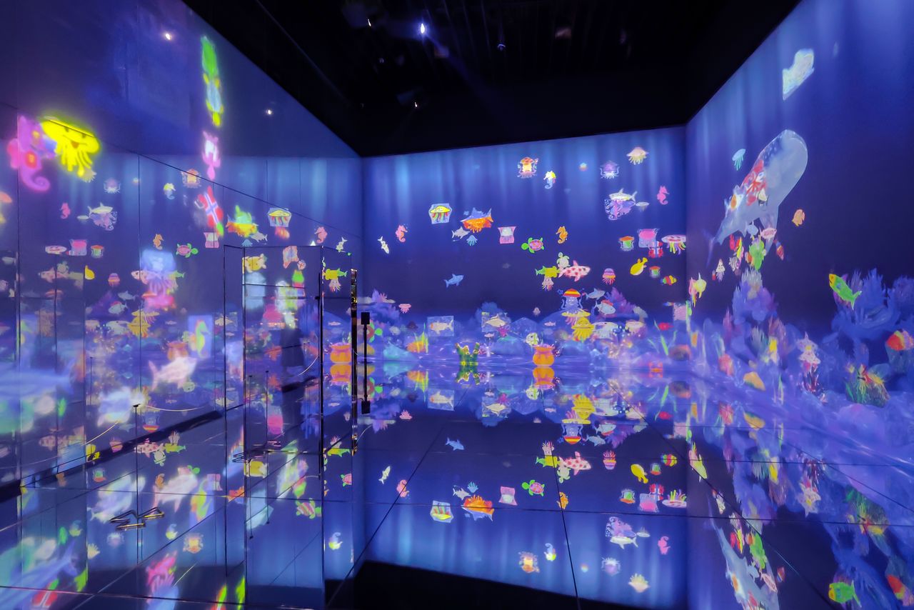 “Sketch Ocean,” where visitors’ drawings come to life and swim through the room. (© Nippon.com)