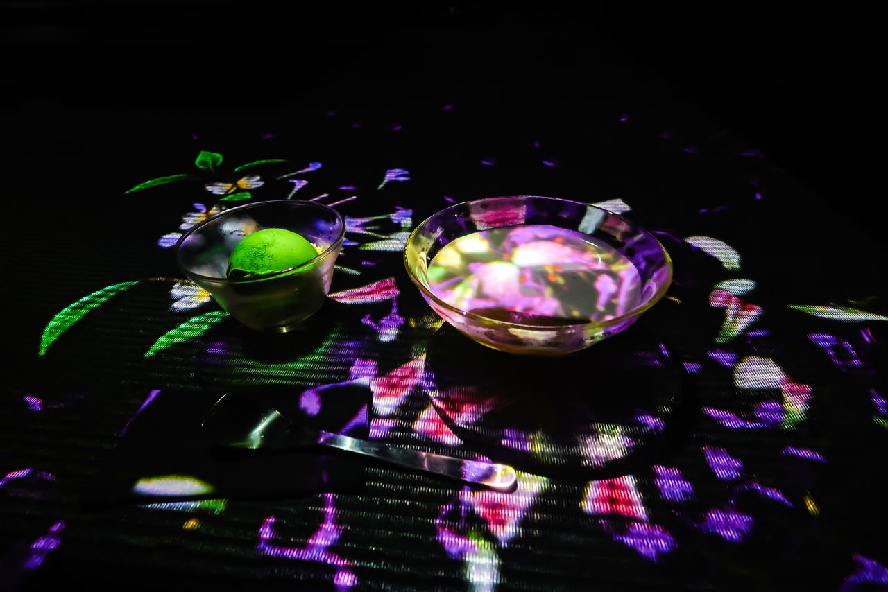Digital flowers bloom from inside a teacup at En Tea House. (© Nippon.com)