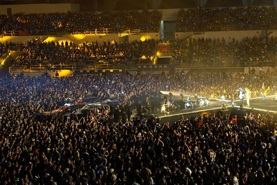 Raingers opening up a surprise ‘happy anniversary’ tifo during Hujan XX: 20th Anniversary concert. — Picture by Arif Zikri