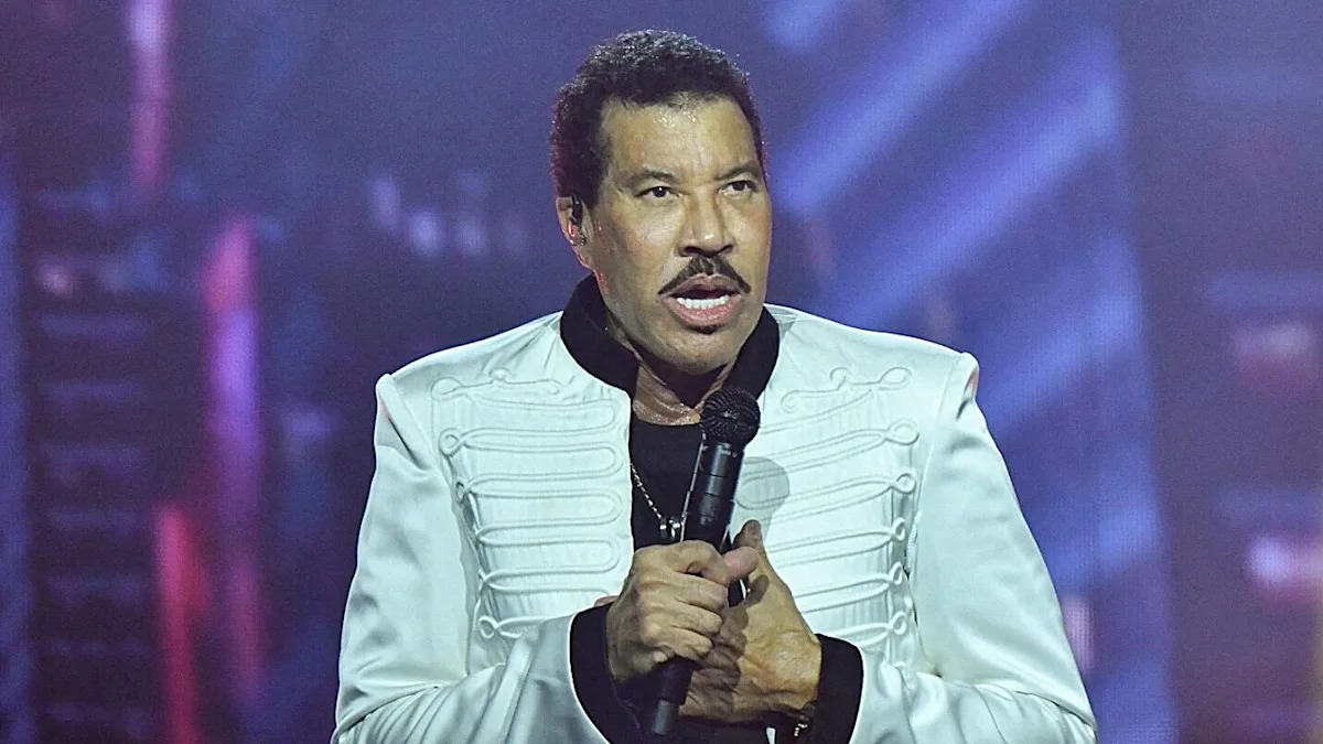Lionel Richie Ignored ‘Warning Signs’ Prior to Hospitalization, Needs to ‘Take Better Care of’ Himself