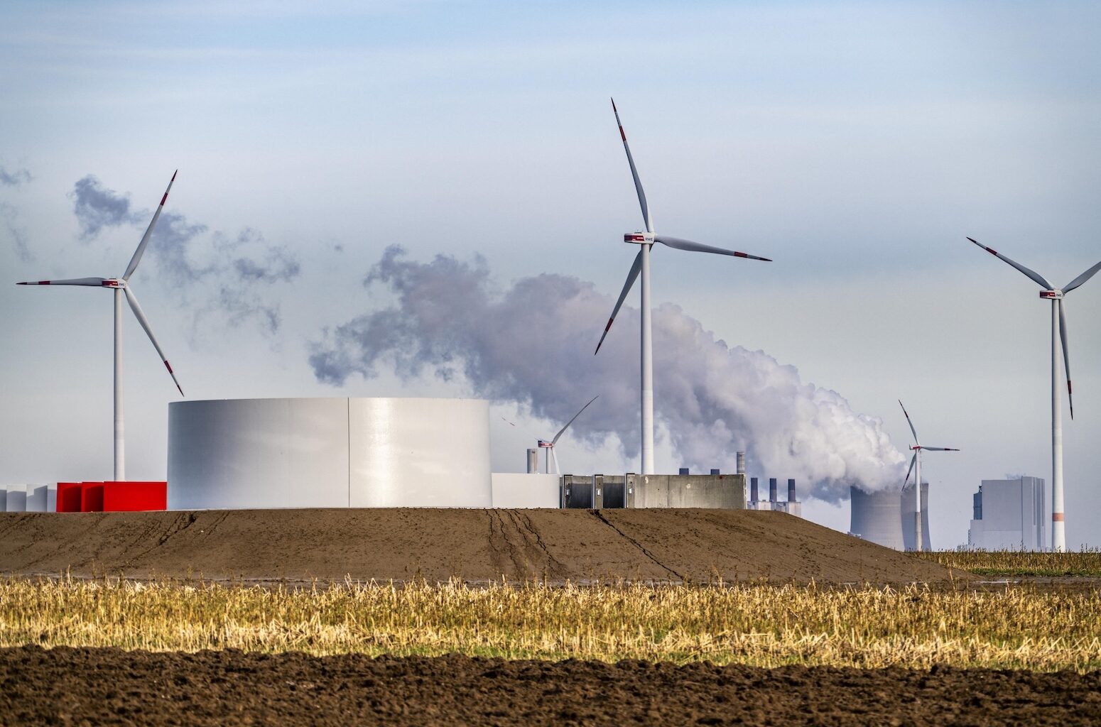 Analysis: Wind and solar power overtake fossil fuels in Germany for first time ever