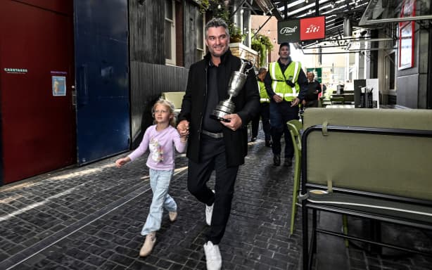 Ryan Fox carries the trophy back with daughter Isobel after the Public welcome home celebration for New Zealand golfer Ryan Fox on bringing the Claret Jug home after his historic Open Championship win.
Takutai Square, Auckland, New Zealand on Tuesday 28 July 2026. Photo: Alan Lee / Photosport