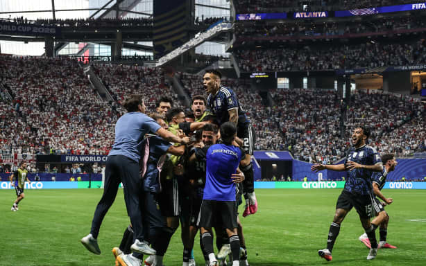 Argentina's midfielder #24 Enzo Fernandez celebrates with teammates scoring his team's first goal during the 2026 World Cup football tournament semi-final match between England and Argentina at the Atlanta Stadium in Atlanta on July 15, 2026. (Photo by Thomas COEX / AFP)