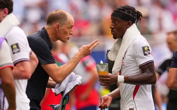 England head coach Thomas Tuchel talks to Noni Madueke during the first water break against Norway on Saturday.