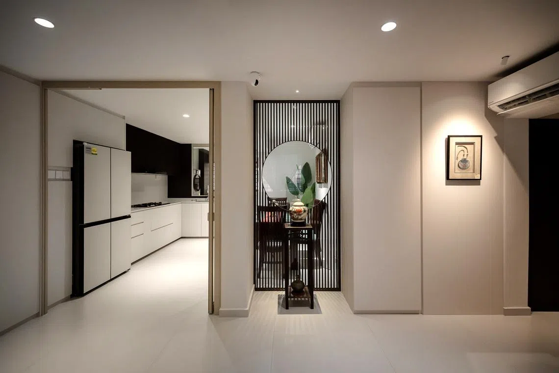 This four-room flat is an elegant juxtaposition of tradition and modernity.