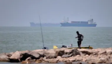 Ship runs aground in Strait of Hormuz, Iranian state TV reports - Stuff