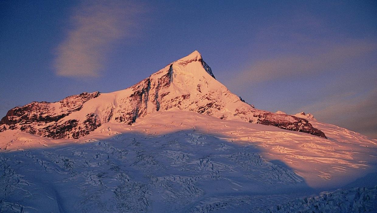 Climber falls 200m into crevasse during night-time Mount Aspiring accident - stuff.co.nz