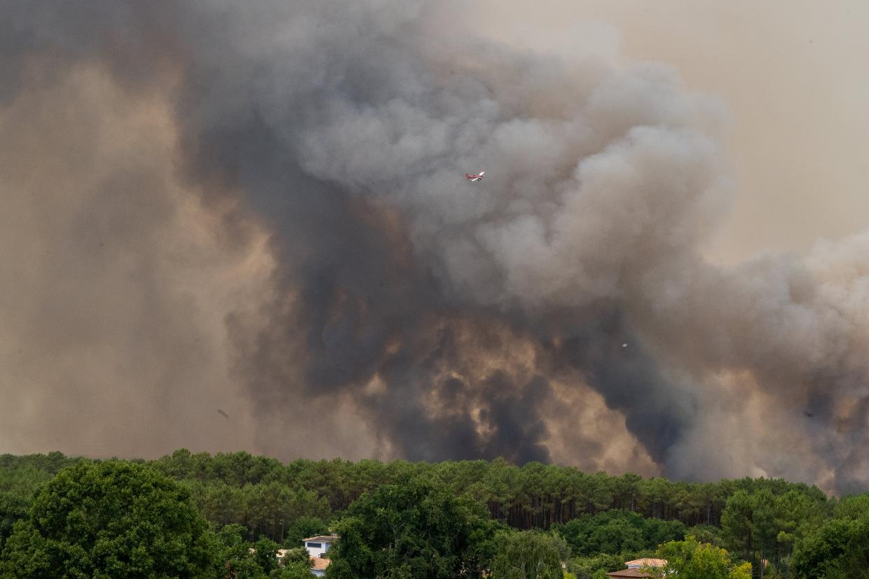 French wildfire created a monster cloud, unleashing lightning that ignited more fires - Stuff