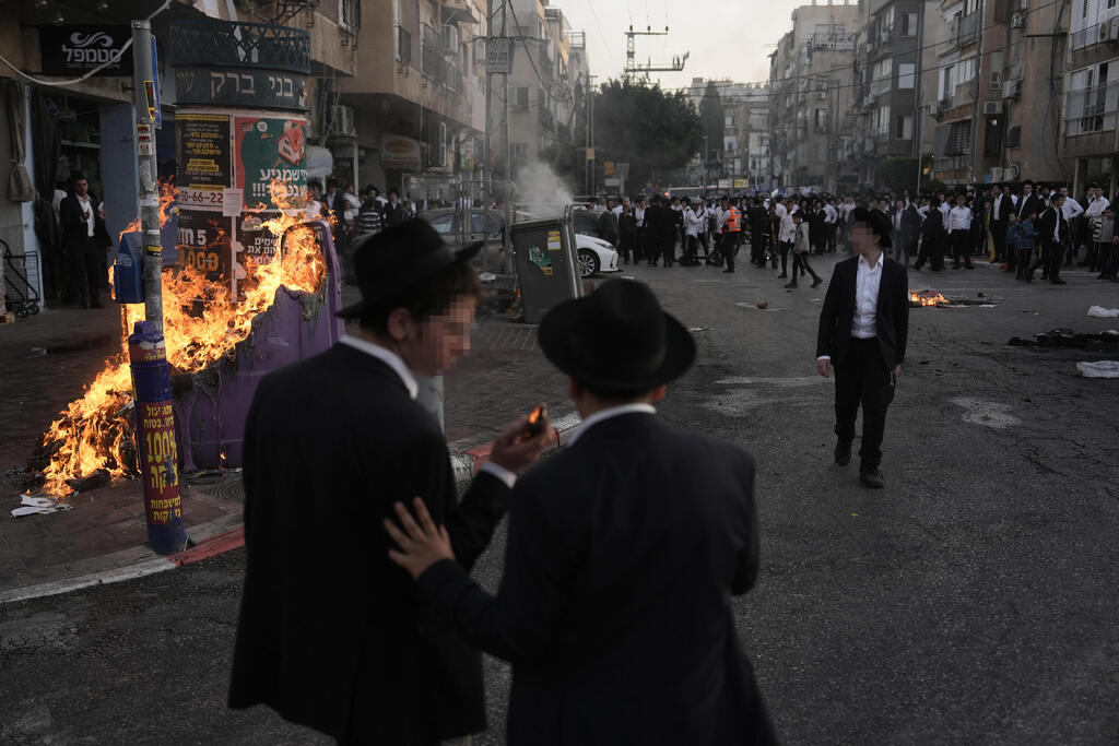 Draft protests in Bnei Brak (Photo: AP Photo/Oded Balilty) בני ברק
