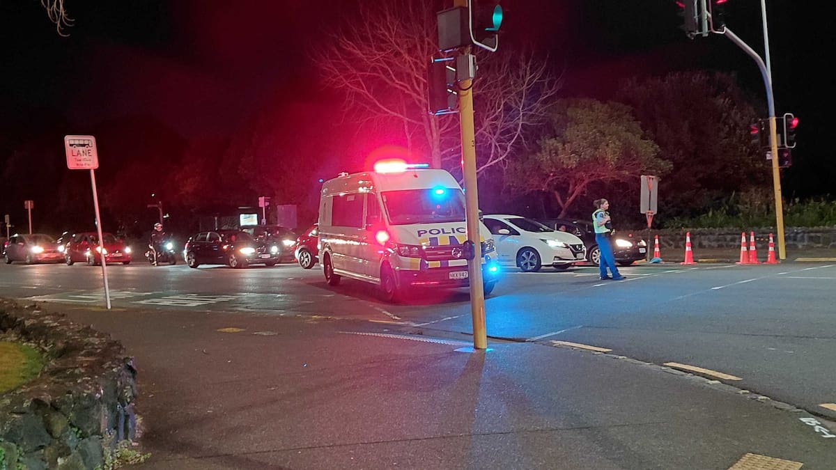 Crash closes Great North Rd near St Lukes in Auckland, motorists warned