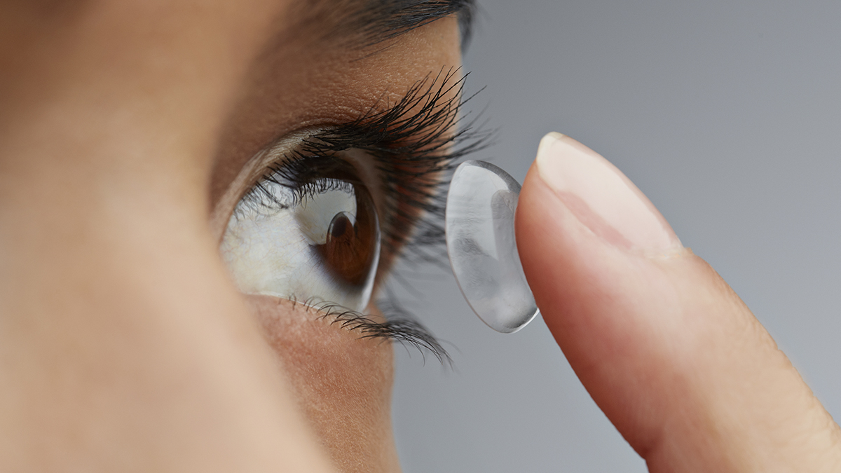 New Self-Healing Contact Lenses Can Repair Themselves in UV Light : ScienceAlert