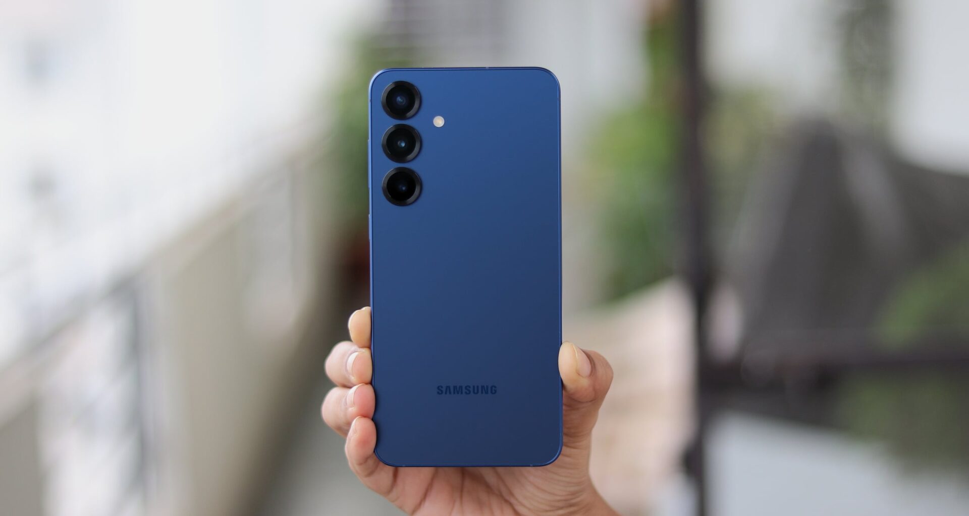 Galaxy S25 on sale with huge discount in India