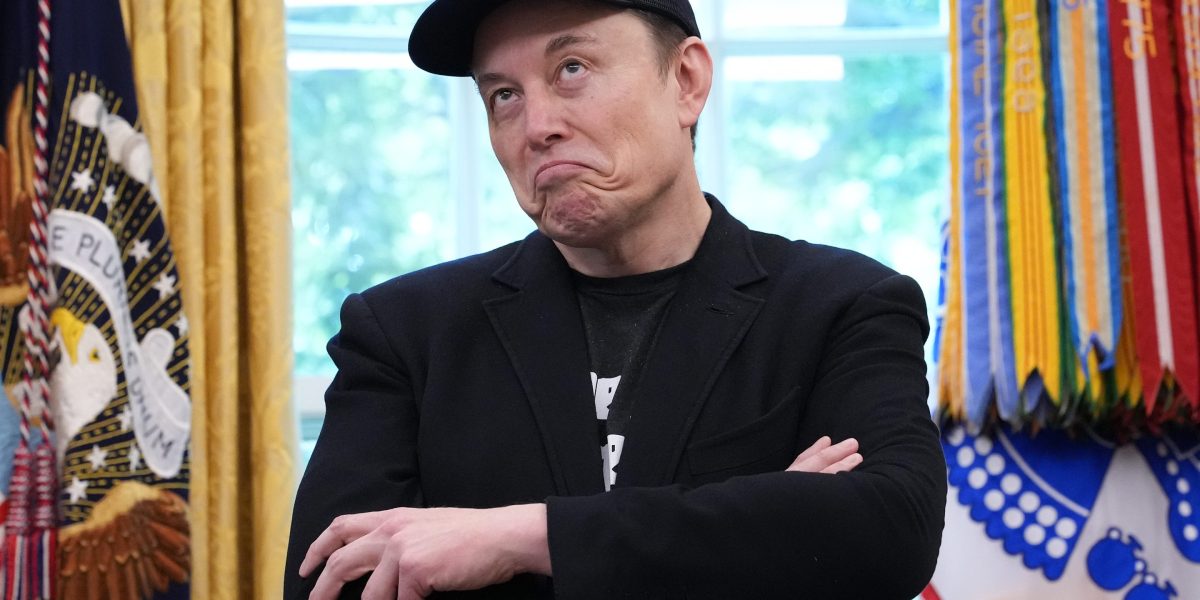 Elon Musk can’t sell a single SpaceX share for a year—then all the locks crack open at once