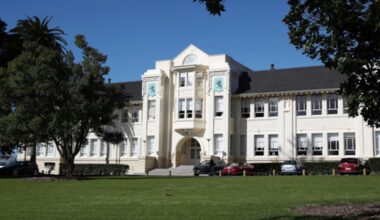 Mount Albert Grammar School: Parents say ‘ridiculous’ rule leaves students ‘cold’ in classrooms