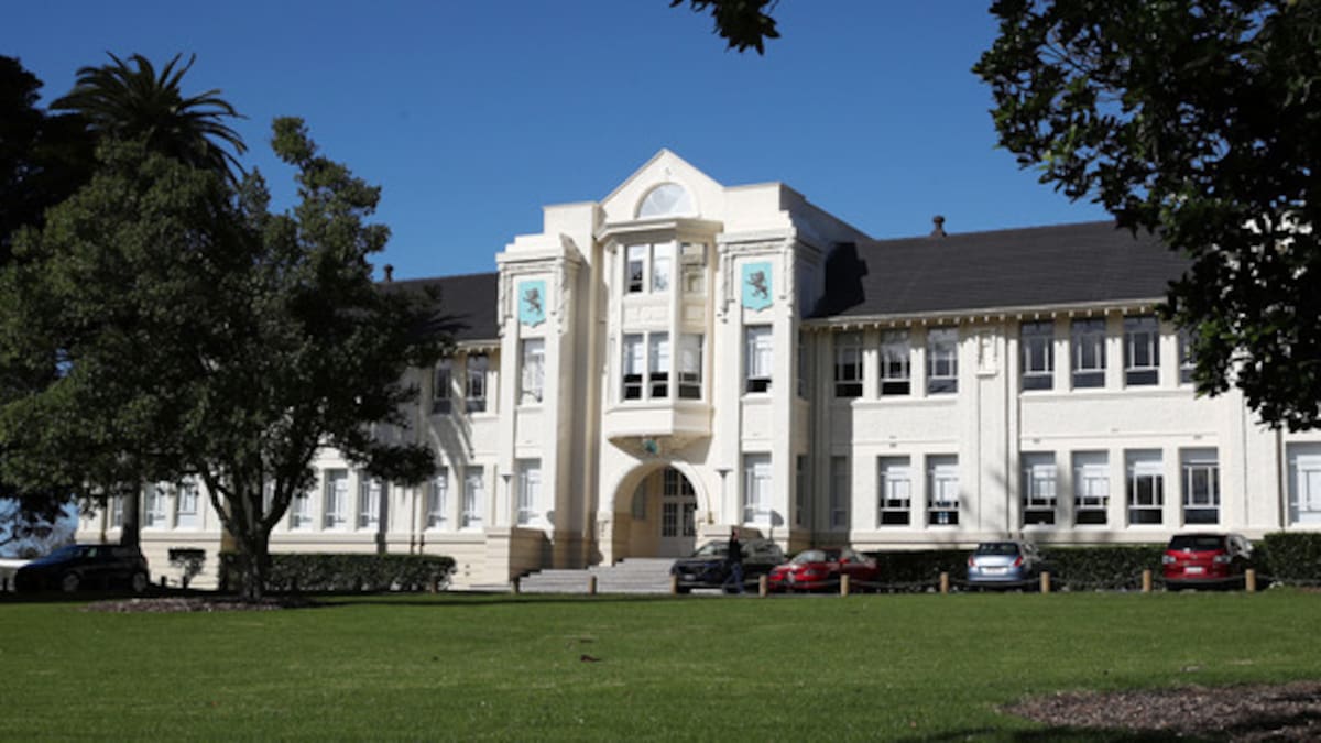 Mount Albert Grammar School: Parents say ‘ridiculous’ rule leaves students ‘cold’ in classrooms