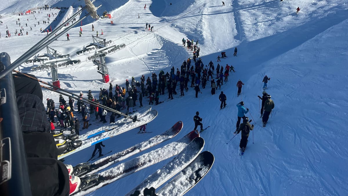 Mt Hutt celebrates busiest day in 10 seasons after fresh snowfall and bluebird skies