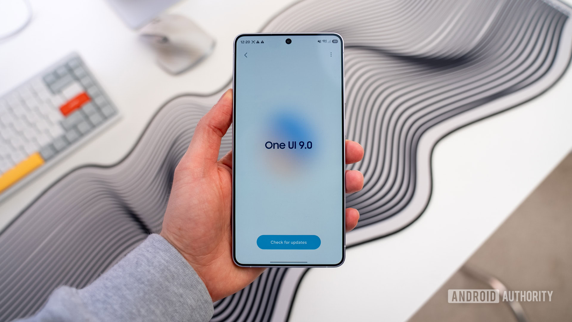 OneUI 9 splash screen S26 Ultra in hand OneUI 9 splash screen S26 Ultra in hand