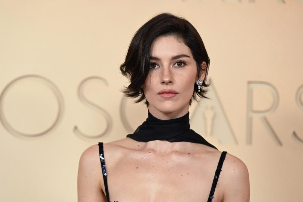 Gracie Abrams Scores Second U.K. No. 1 LP with 'Daughter From Hell'