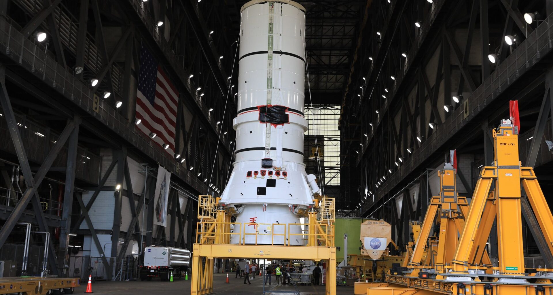 NASA begins stacking rocket ahead of 2027 Artemis III astronaut launch (photos)