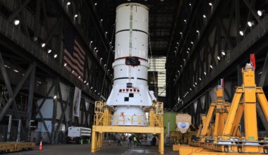 NASA begins stacking rocket ahead of 2027 Artemis III astronaut launch (photos)
