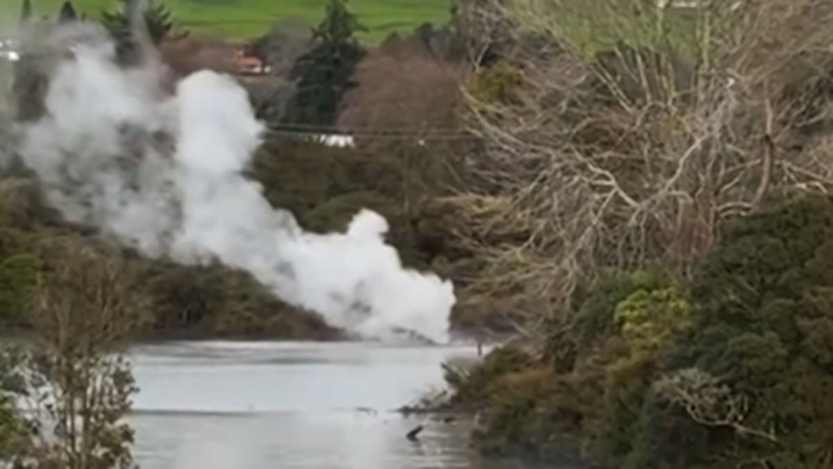 Watch: Eruption at Rotorua Golf Club hours after 'severe' 5.9 quake hit - NZ Herald