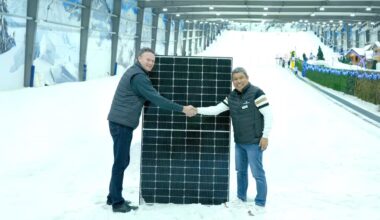 Snowplanet installs 2300 solar panels to cut power grid use by about 30%