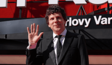 Jesse Eisenberg Doesn't 'Want to Be Associated' With Mark Zuckerberg