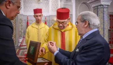 BAM Governor Hands Annual Report to King Mohammed VI, Reports 4.9% Economic Growth in 2025