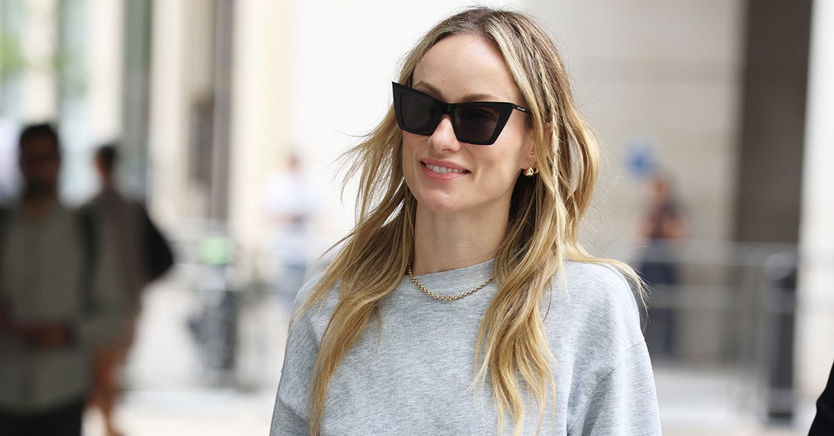 Olivia Wilde Wore an Elegant Knee-Skirt-and-Flat-Shoe Outfit