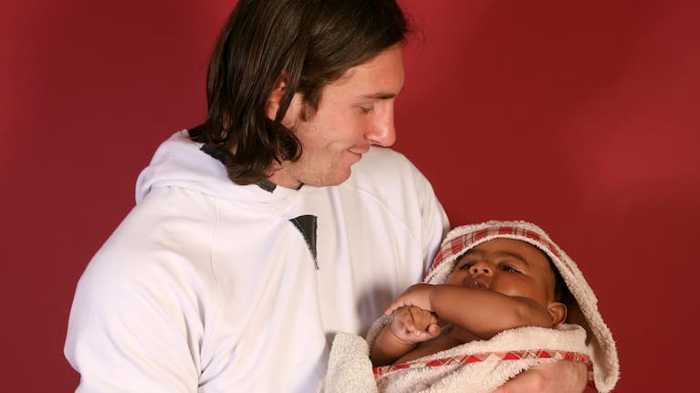 A 20-year-old Lionel Messi holds Lamine Yamal in September 2007.